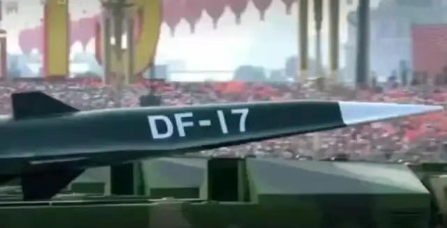 敏感时刻！东风-17高超音速导弹突然露面，直接在公路上竖起来就射