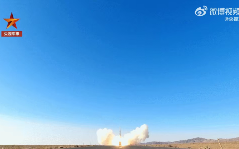 敏感时刻！东风-17高超音速导弹突然露面，直接在公路上竖起来就射