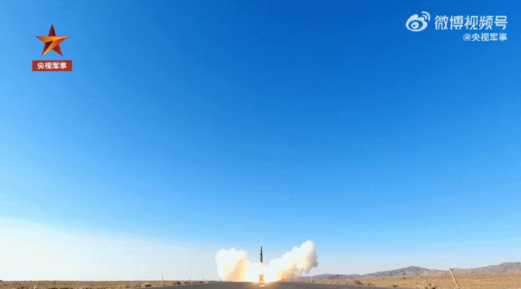 敏感时刻！东风-17高超音速导弹突然露面，直接在公路上竖起来就射