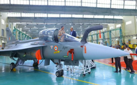 哈哈哈笑不活了！印度斯坦航空交付8架“光辉”战斗机，居然有6架都没装发动机！