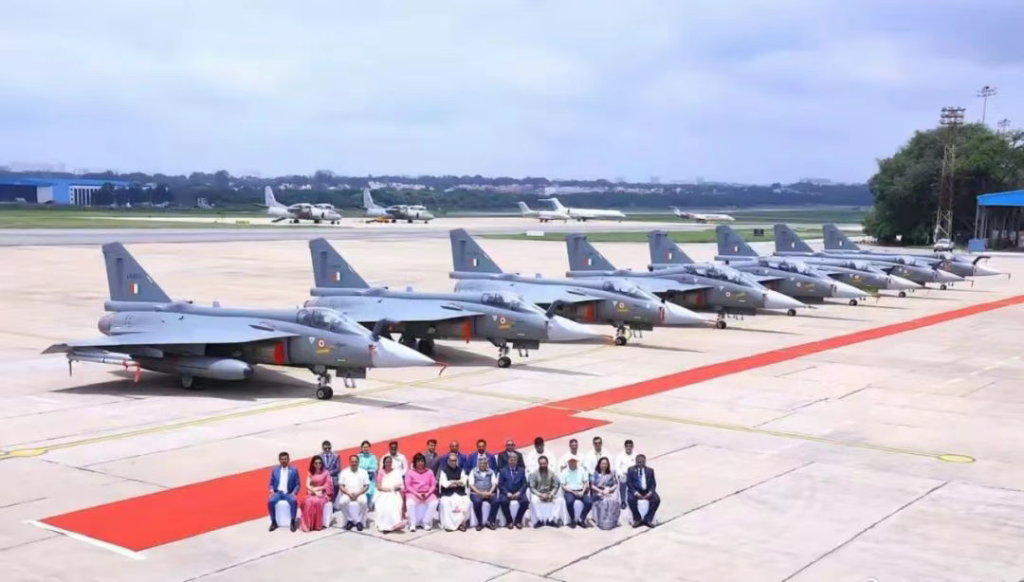 哈哈哈笑不活了!印度斯坦航空交付8架“光辉”战斗机,居然有6架都没装发动机!