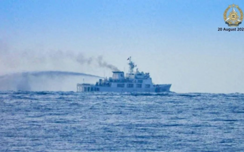 中方合围仁爱礁，菲军一把手下令保持克制，做好了死人的打算