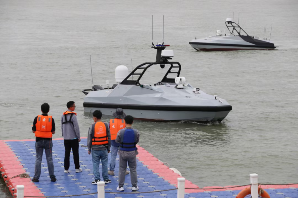 中国奇怪战舰曝光！054+056的“缝合怪”，B炮位新增2套神秘设备是干嘛的？