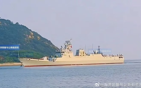 中国奇怪战舰曝光！054+056的“缝合怪”，B炮位新增2套神秘设备是干嘛的？
