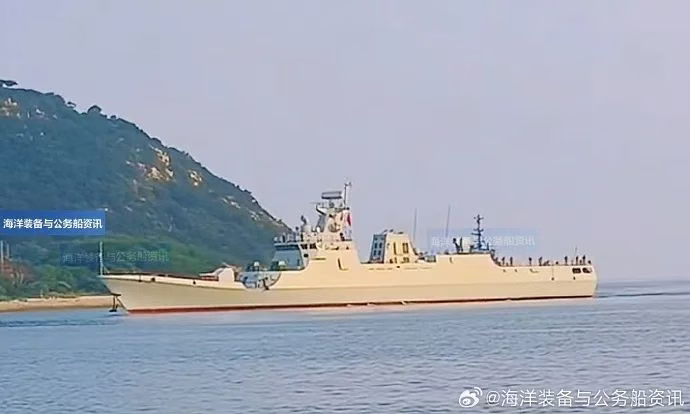 中国奇怪战舰曝光！054+056的“缝合怪”，B炮位新增2套神秘设备是干嘛的？