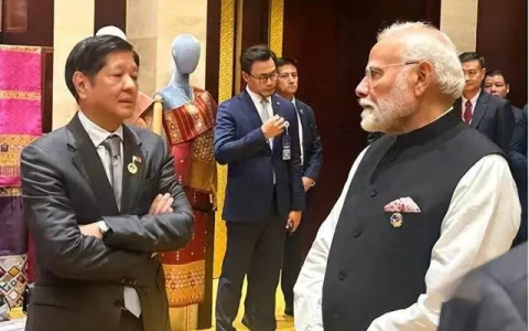 被菲律宾“坑去”南海联演，印度没敢靠近黄岩岛，中国军舰全程围观