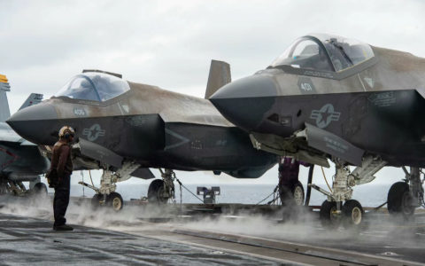 瞒不住了！美军F-35C锈成“废铁”，中国歼-35还未亮相就赢了一半