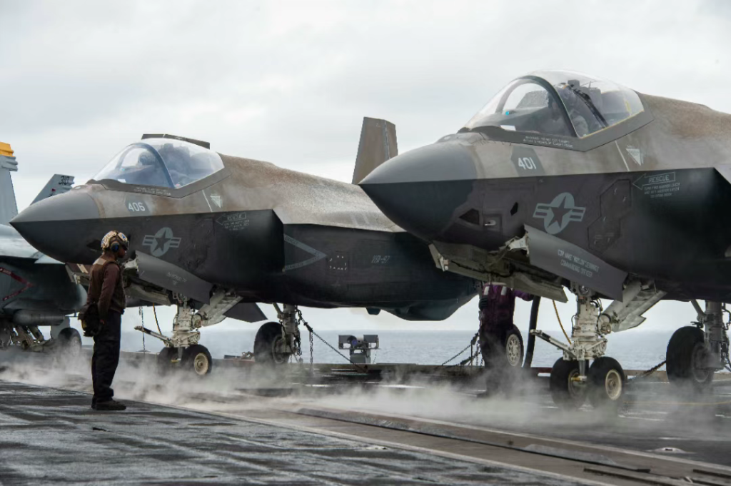 瞒不住了！美军F-35C锈成“废铁”，中国歼-35还未亮相就赢了一半