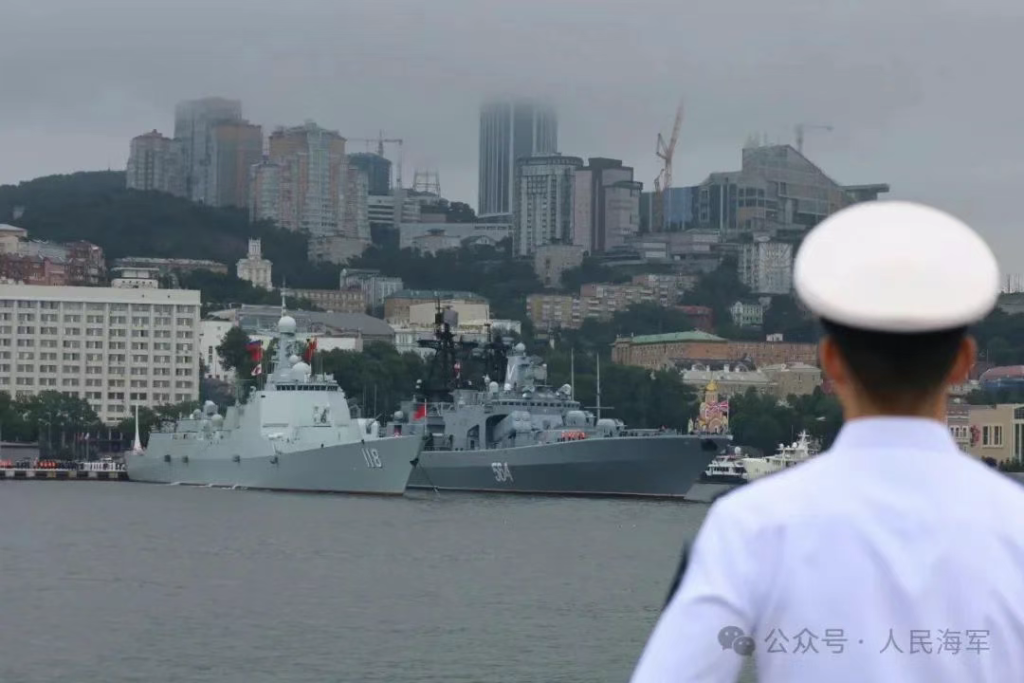 我军“基洛”级首次“回娘家”！“海上联合-2025”编队抵达海参崴