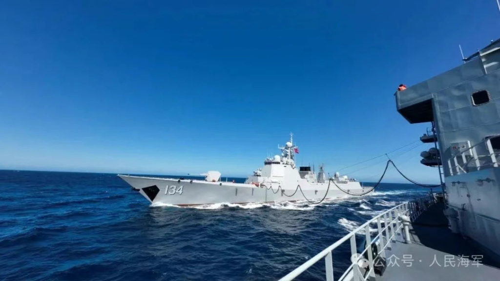 我军“基洛”级首次“回娘家”！“海上联合-2025”编队抵达海参崴