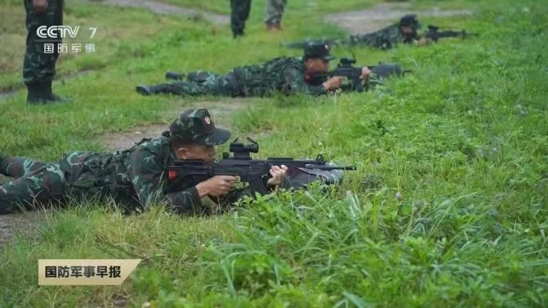 越南新步枪参加中越联合军演,担心中国偷学技术,结果频繁卡壳到炸?