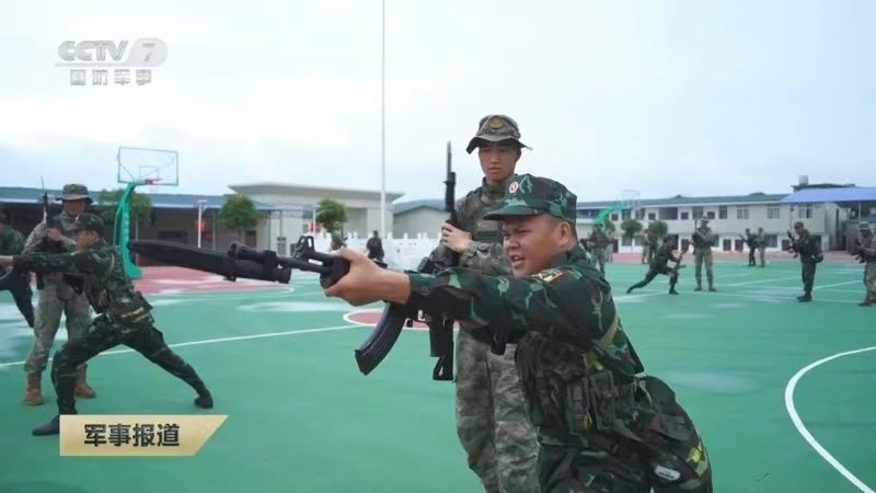 越南新步枪参加中越联合军演,担心中国偷学技术,结果频繁卡壳到炸?