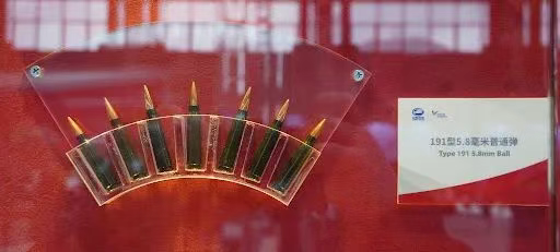 越南新步枪参加中越联合军演,担心中国偷学技术,结果频繁卡壳到炸?