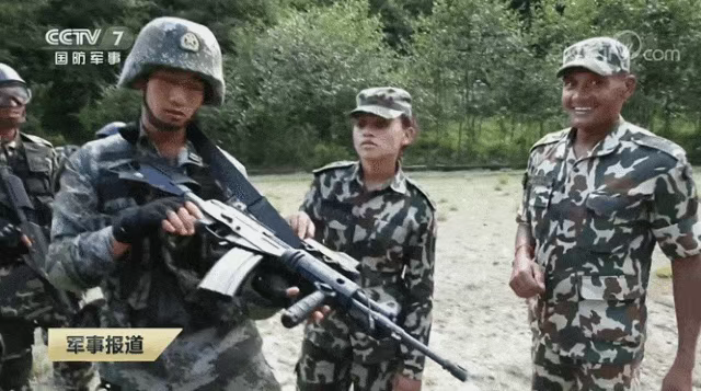 越南新步枪参加中越联合军演,担心中国偷学技术,结果频繁卡壳到炸?