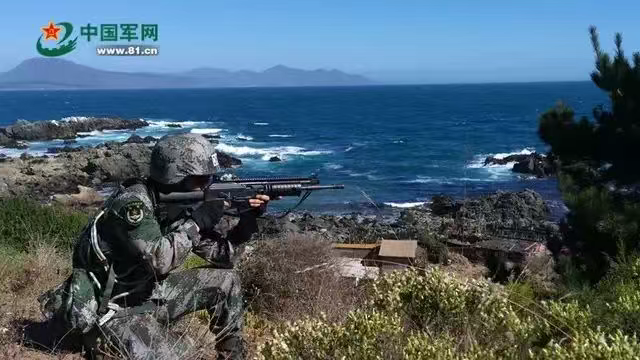 越南新步枪参加中越联合军演,担心中国偷学技术,结果频繁卡壳到炸?