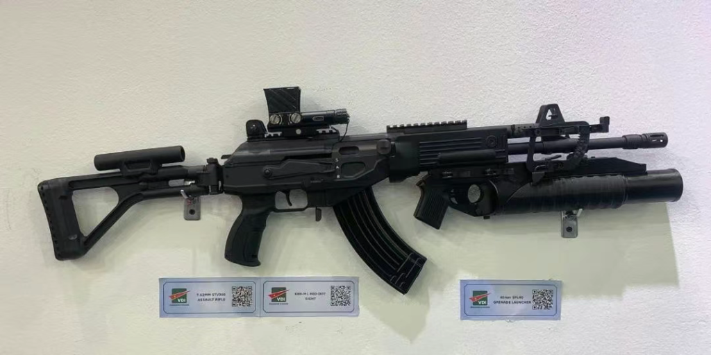 越南新步枪参加中越联合军演,担心中国偷学技术,结果频繁卡壳到炸?