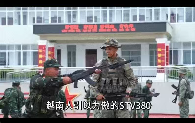 越南新步枪参加中越联合军演,担心中国偷学技术,结果频繁卡壳到炸?