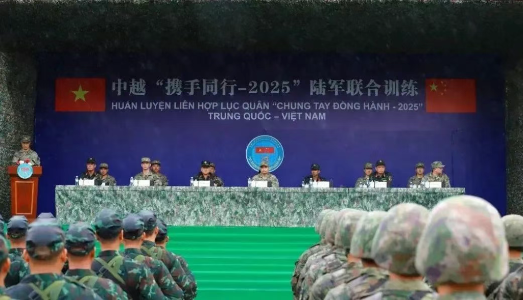 越南新步枪参加中越联合军演,担心中国偷学技术,结果频繁卡壳到炸?