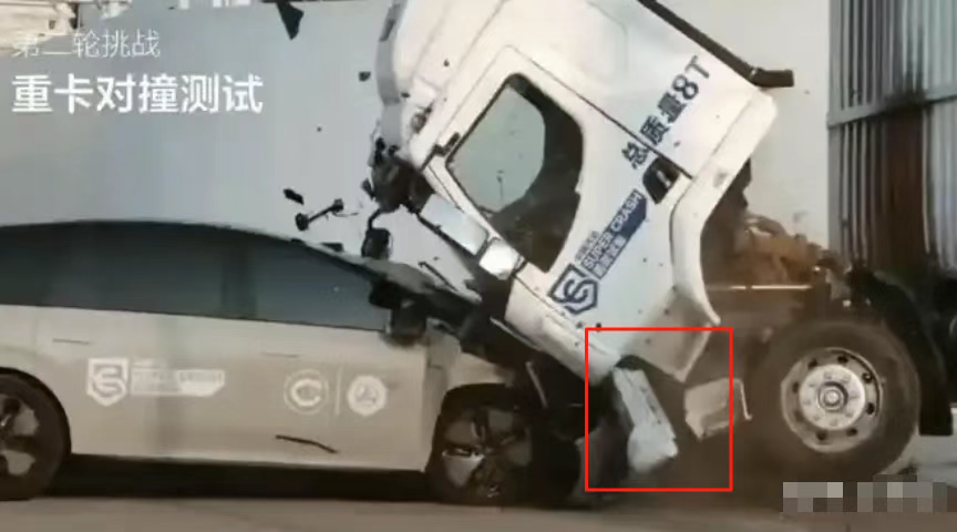 2.6吨理想撞飞8吨重卡,用高中物理算出车圈测评的造假成风
