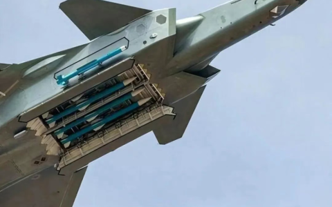 300公里极限打击！解放军霹雳-16震撼曝光，歼-20战机火力倍增