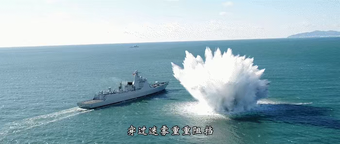 深海惊雷巨响!052D导弹驱逐舰硬扛“水雷”爆炸,7000吨舰体纹丝不动