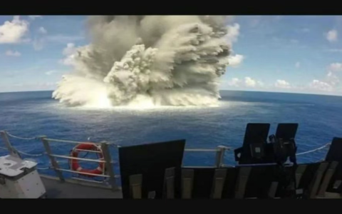 深海惊雷巨响！052D导弹驱逐舰硬扛“水雷”爆炸，7000吨舰体纹丝不动