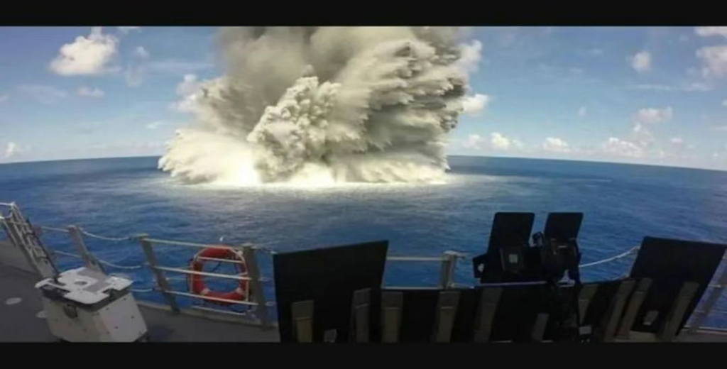 深海惊雷巨响!052D导弹驱逐舰硬扛“水雷”爆炸,7000吨舰体纹丝不动