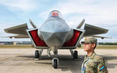 歼-20开启“野兽模式”，可挂14枚霹雳-15！美媒：绝不能低估！