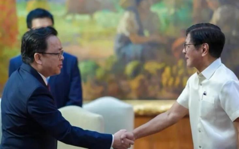 大事不妙的小马科斯，紧握中国大使的手，承诺坚定奉行一个中国