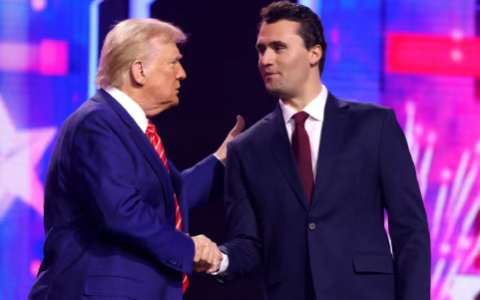 全美哀悼白宫半旗，MAGA国师查理·柯克被当众枪杀