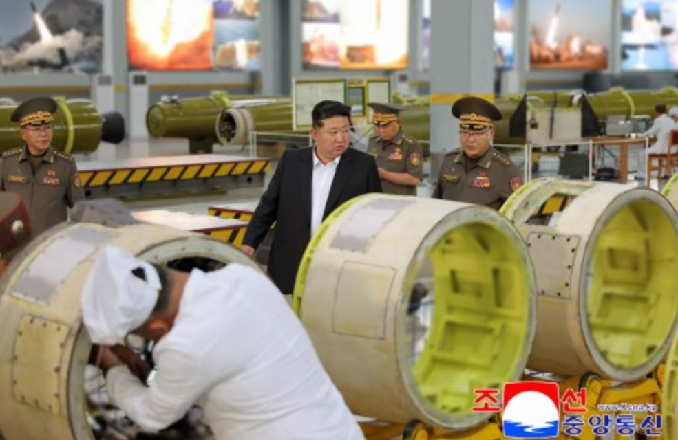 种庄稼！启程参观世界最强导弹家族前一天，金正恩视察“导弹农场”