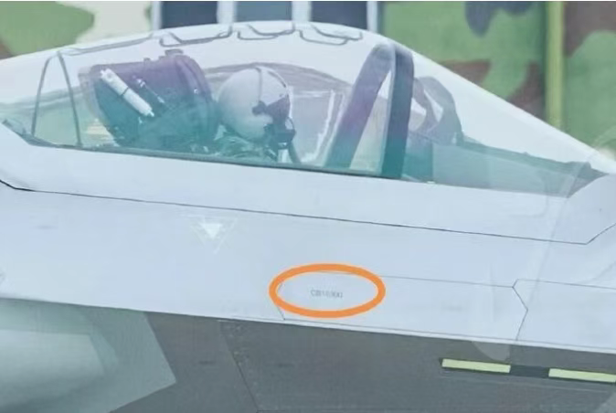 全球最大重型隐形战斗机群！第300架歼-20亮相，陷入稀土危机的美国空军麻烦大了