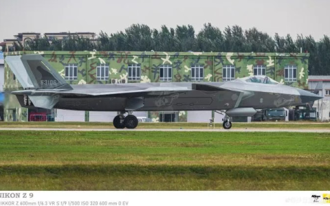 全球最大重型隐形战斗机群！第300架歼-20亮相，陷入稀土危机的美国空军麻烦大了