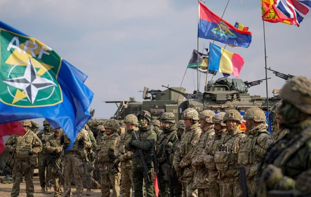 普京一身军装，空降军演现场，在10万大军面前把玩起了手枪