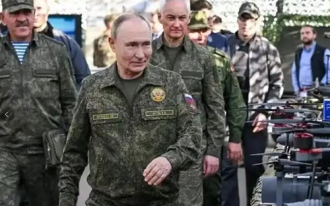 普京一身军装，空降军演现场，在10万大军面前把玩起了手枪