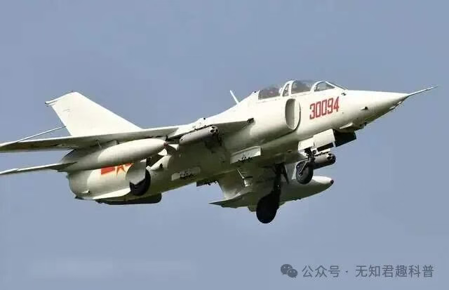 强-5为何被称为五爷?单程死神核弹狂飙,共和国最强初代核战机