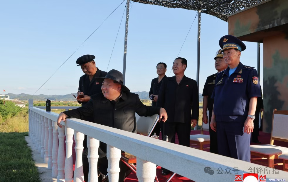 这表情!心花怒放,毕竟是朝版“全球鹰”