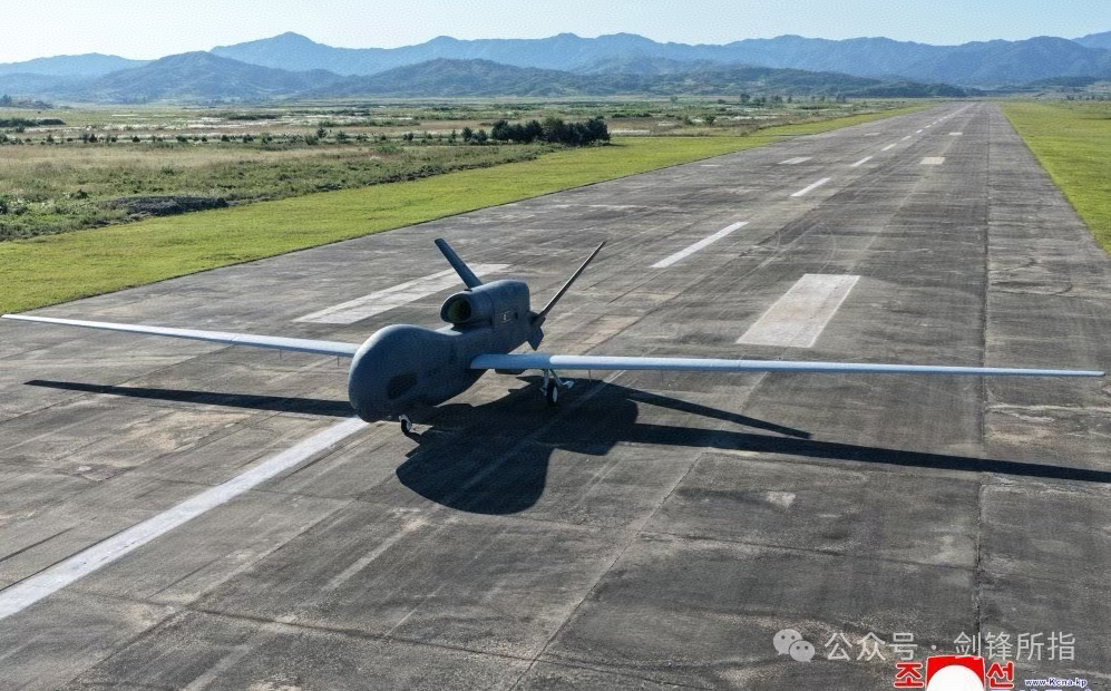 这表情!心花怒放,毕竟是朝版“全球鹰”