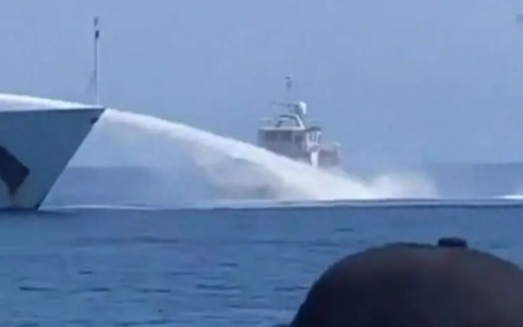 黄岩岛，菲吃瘪！