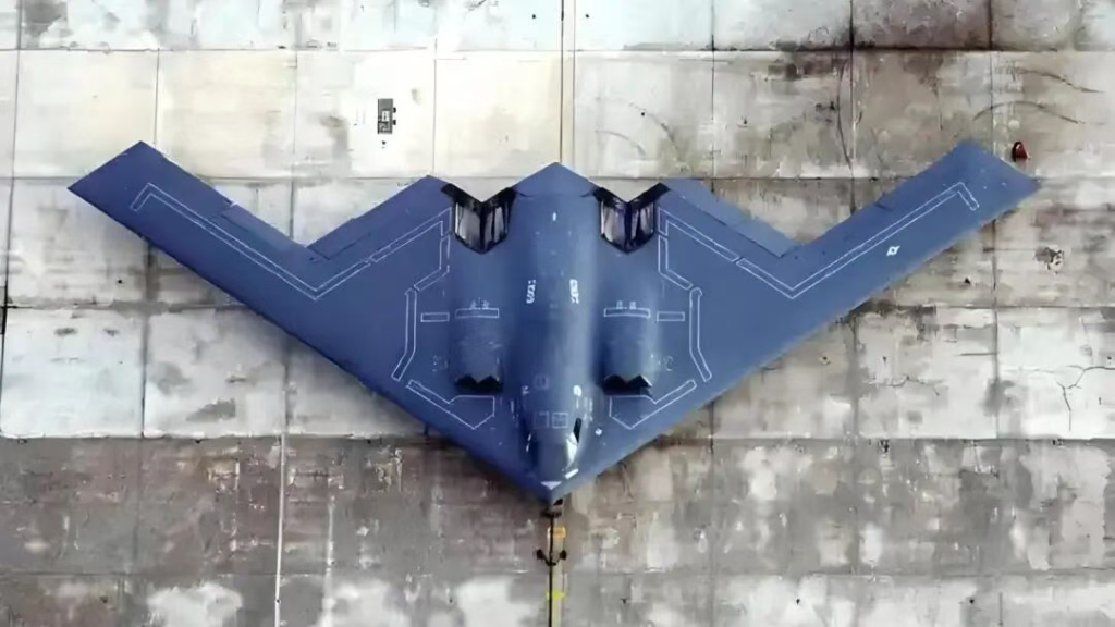 隐身轰炸机,终于露面了