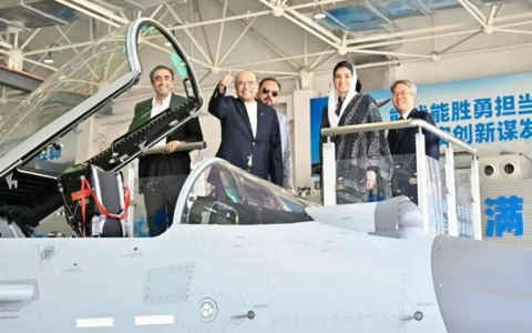 巴基斯坦总统来中国，点名要看看成飞生产线，现场竖起了大拇指