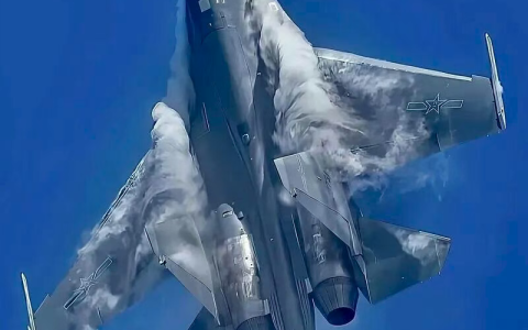 歼-16南海50分钟缠斗，全球沉默