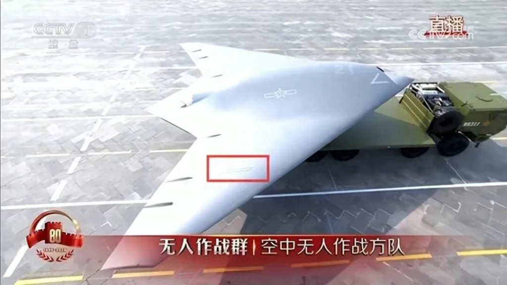 076的突击利剑！我军舰载隐身无人攻击机亮相阅兵，美军竟是空白