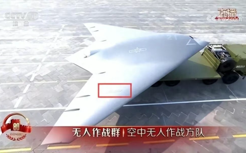 076的突击利剑！我军舰载隐身无人攻击机亮相阅兵，美军竟是空白