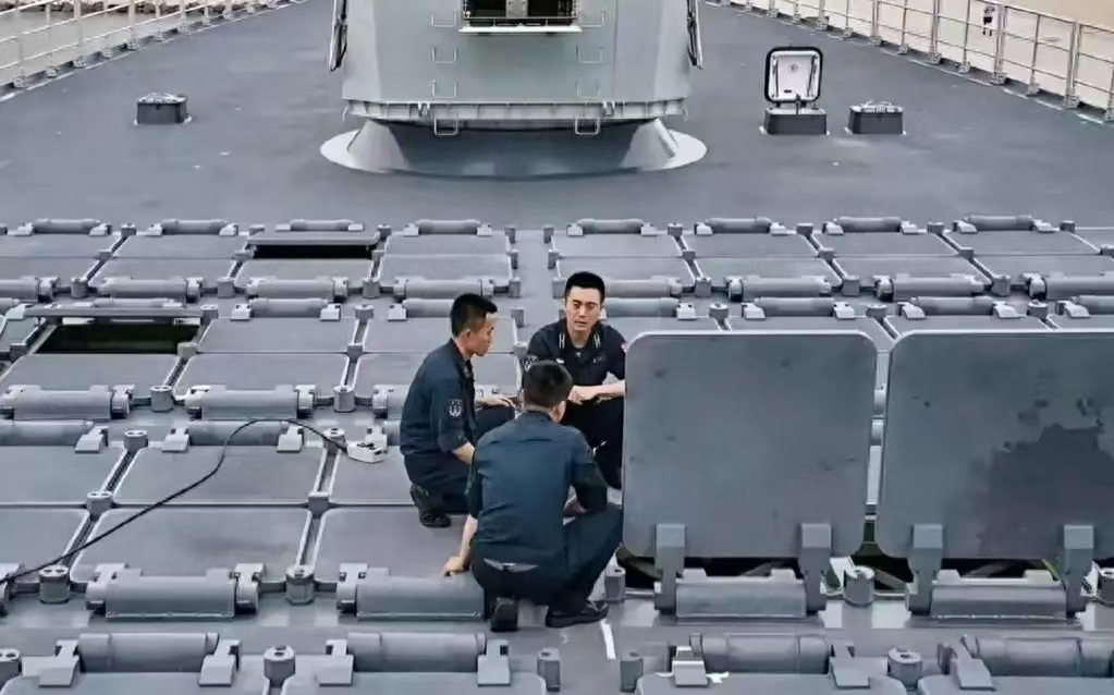 055大驱新设备曝光！舰艏出现外形“怪模怪样”的设备是干什么用的？