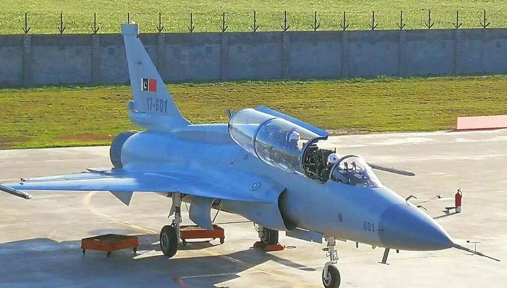 空军或再添一款新战机?长春航展罕见展示外贸机,JF-17B将外贸转自用