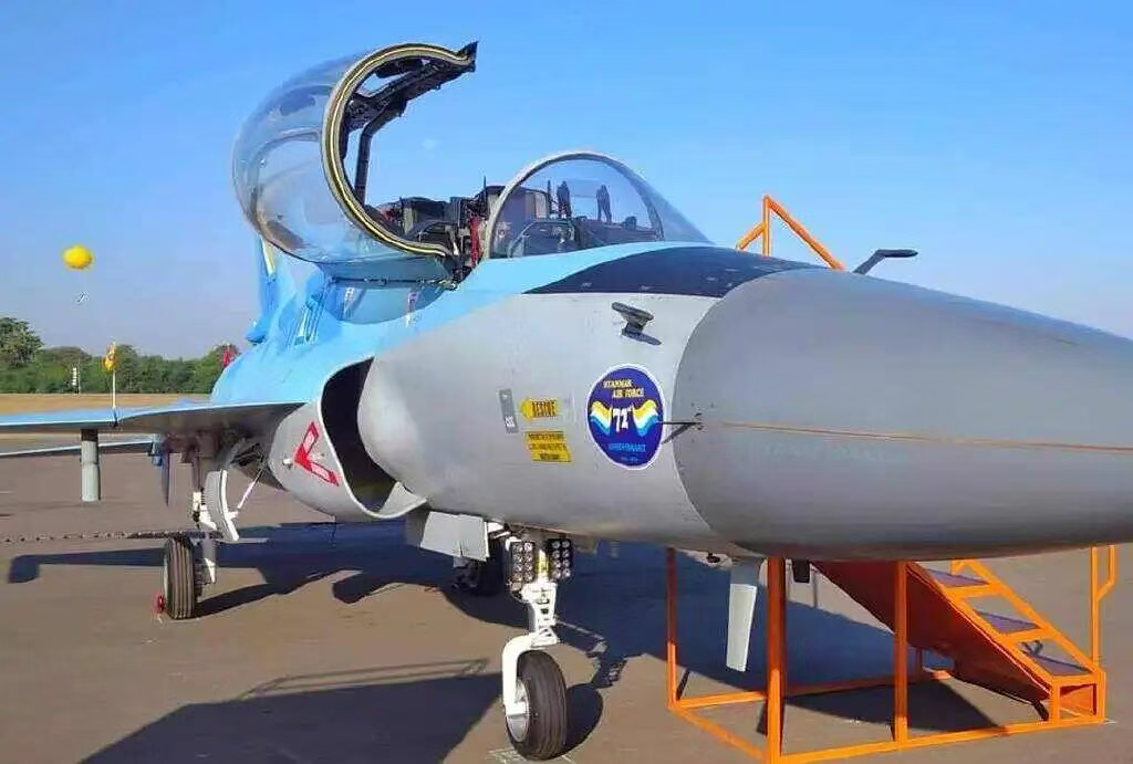 空军或再添一款新战机?长春航展罕见展示外贸机,JF-17B将外贸转自用