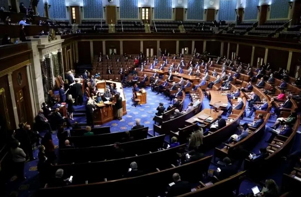 特朗普主动伸出手,把马斯克拉到自己身边,两人相逢一笑泯恩仇