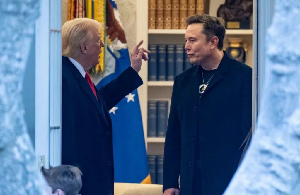 特朗普主动伸出手,把马斯克拉到自己身边,两人相逢一笑泯恩仇
