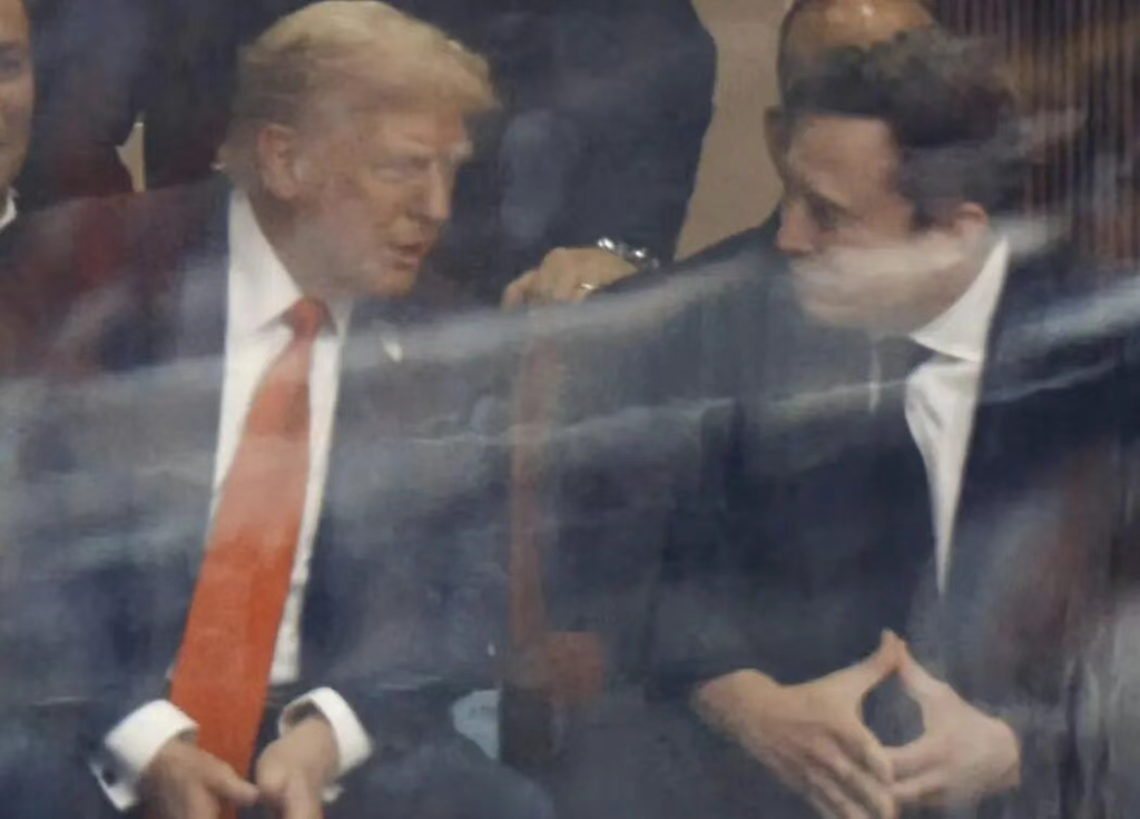 特朗普主动伸出手,把马斯克拉到自己身边,两人相逢一笑泯恩仇